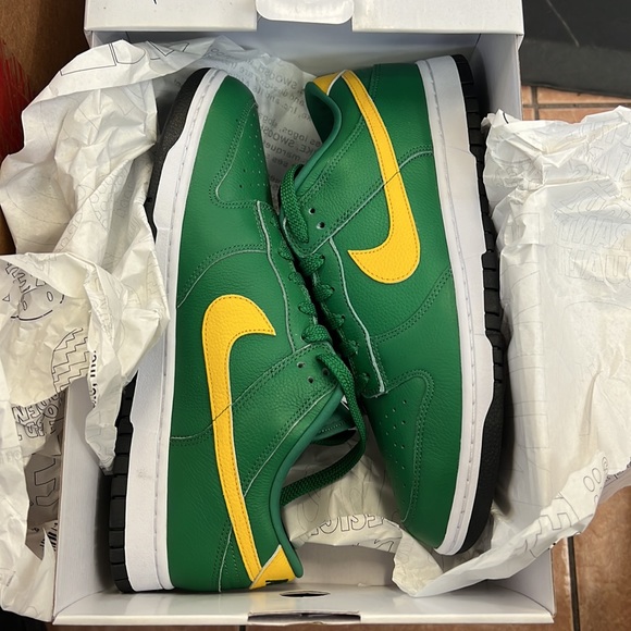 Nike dunks size 11 Mens. Green and yellow with black bottom - Picture 2 of 6